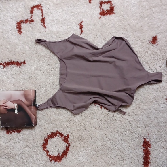 NIB- SKIMS- ESSENTIAL SCOOP NECK BODYSUIT- 4X- AMETHYST - Picture 6 of 7